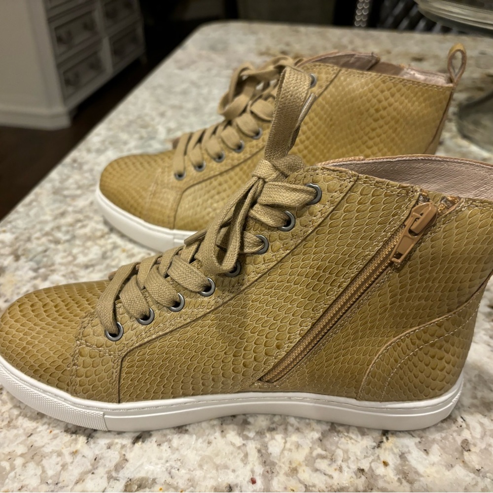 NWOT-Size 7 brown boots